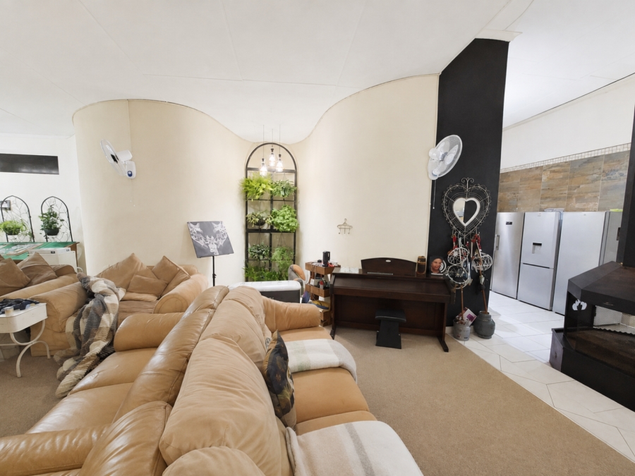 6 Bedroom Property for Sale in Delareyville North West
